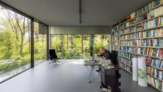 Wo innen und aussen verschmelzen: Jan Pesman in seinem Arbeitszimmer (© Lucas van der Wee) Wo innen und aussen verschmelzen: Jan Pesman in seinem Arbeitszimmer (© Lucas van der Wee)