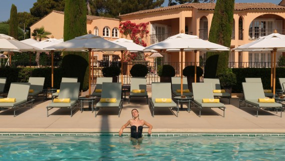 Pool vor der Villa Miraé in Antibes (© Marion Butet Studio)