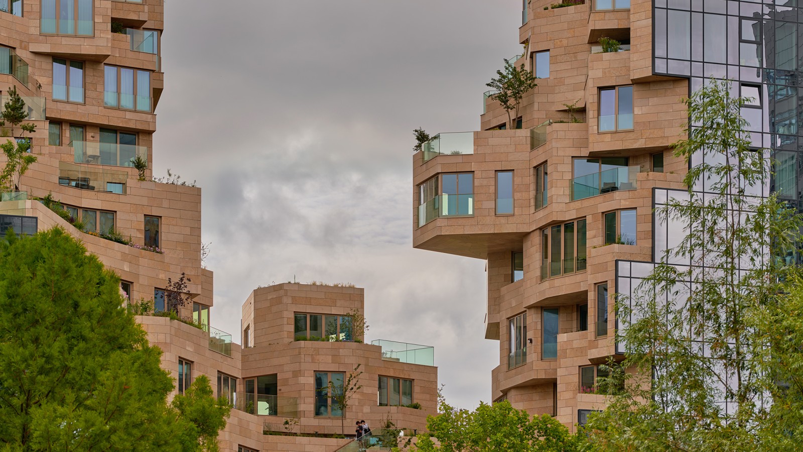 Jetzt noch kahl, wird die Fassade bald grün: 155 Pflanzensorten wachsen hier (© Marcel Steinbach)