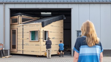Großtransport für das kleine Haus: Im Mai 2022 durfte «Sprout» von der Werkstatt in die grüne Nachbarschaft von Olst-Wijhe umziehen (NL) (© Chiela van Meerwijk)