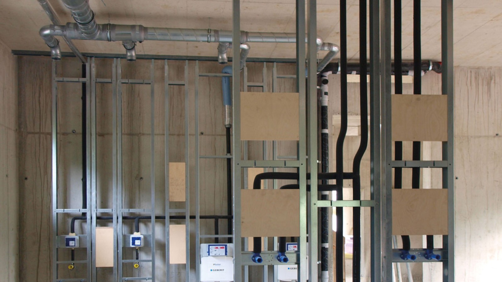 Wenige Fallleitungen sind dafür nötig – die Installation ist relativ schlank (© Geberit) Wenige Fallleitungen sind dafür nötig – die Installation ist relativ schlank (© Geberit)