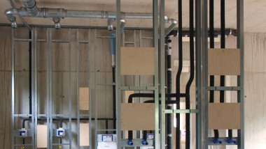 Wenige Fallleitungen sind dafür nötig – die Installation ist relativ schlank (© Geberit) Wenige Fallleitungen sind dafür nötig – die Installation ist relativ schlank (© Geberit)