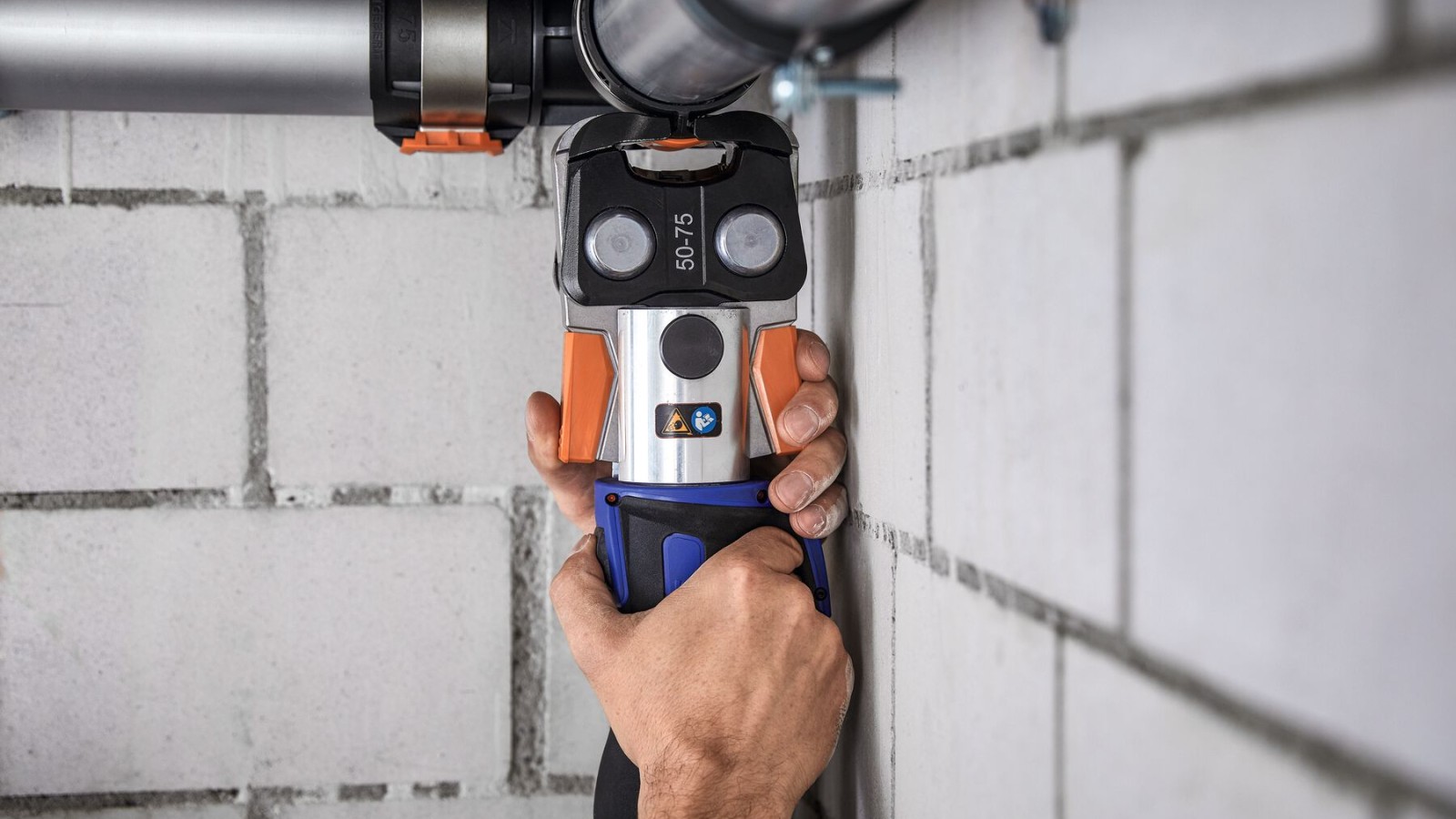 Geberit FlowFit kann an engen Stellen verpresst werden