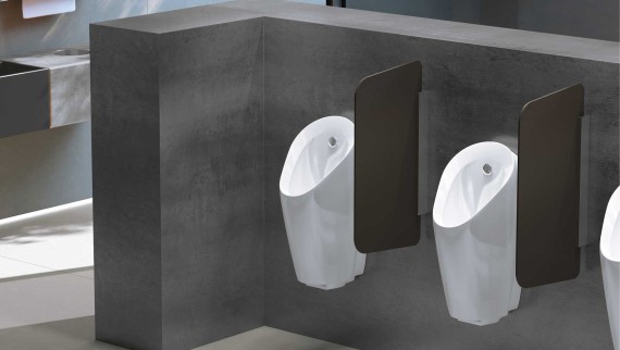 Geberit Urinal Preda in öffentlichem Sanitärraum Geberit Urinal Preda in öffentlichem Sanitärraum