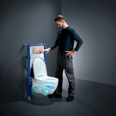 Mann neben Geberit Acanto-WC mit TurboFlush, neuem Geberit Duofix und Betätigungsplatte Sigma40 in Rotgold Mann neben Geberit Acanto-WC mit TurboFlush, neuem Geberit Duofix und Betätigungsplatte Sigma40 in Rotgold