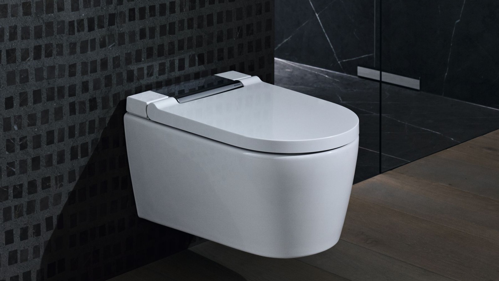 Dusch-WC Geberit AquaClean Sela Chrom glänzend in einem schwarzen Badezimmer Dusch-WC Geberit AquaClean Sela Chrom glänzend in einem schwarzen Badezimmer