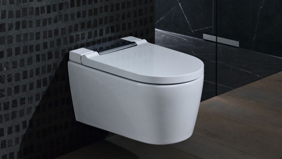 Dusch-WC Geberit AquaClean Sela Chrom glänzend in einem schwarzen Badezimmer Dusch-WC Geberit AquaClean Sela Chrom glänzend in einem schwarzen Badezimmer