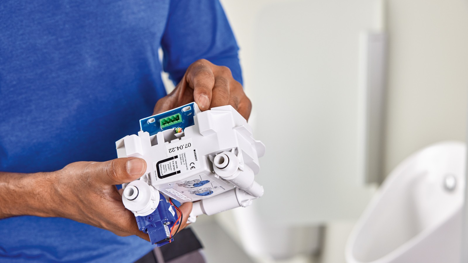 Einsetzen des Geberit Bus Konverters in die integrierte Urinalsteuerung