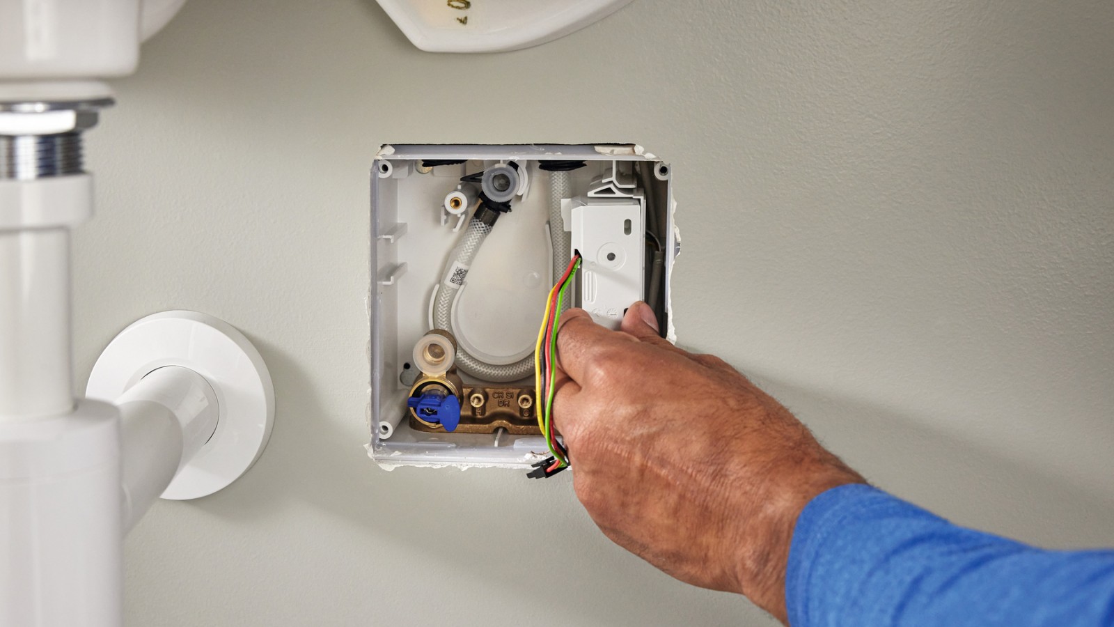 Einsetzen des GEBUS Konverters in die Funktionsbox der Waschtischarmatur