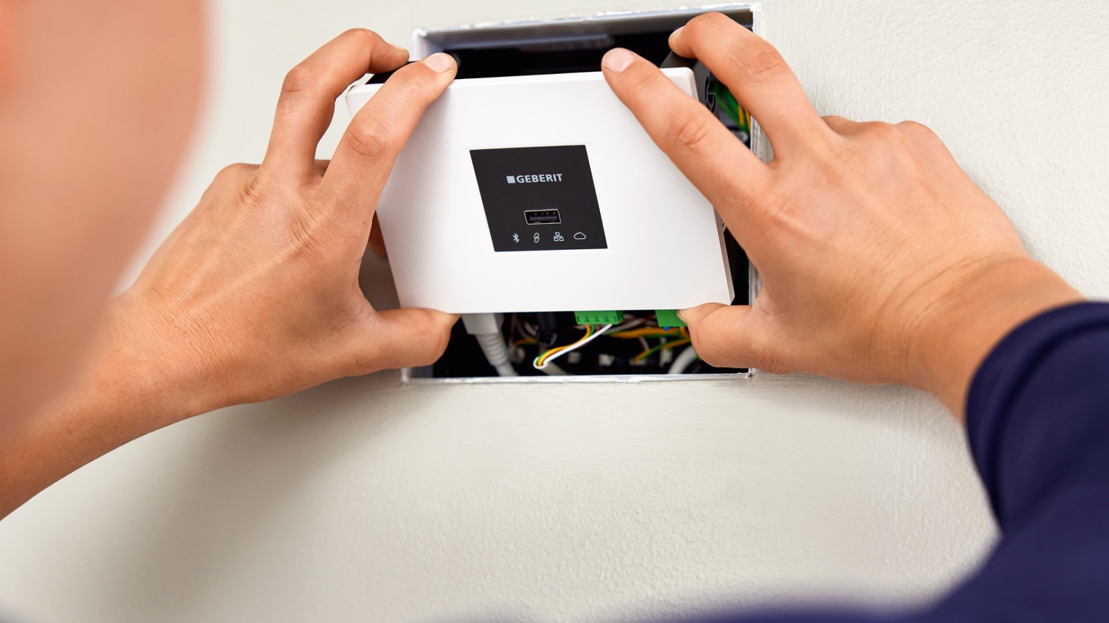 Einsetzen des Geberit Gateways