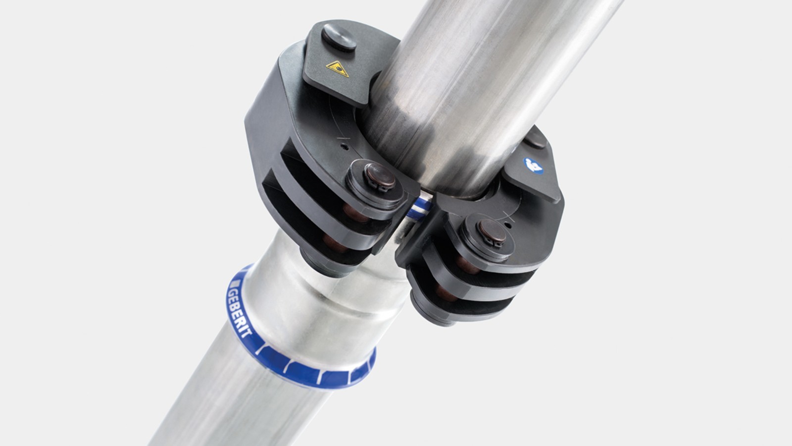 Der Schnappmechanismus fixiert die Geberit Pressschlinge am Geberit Mapress Fitting