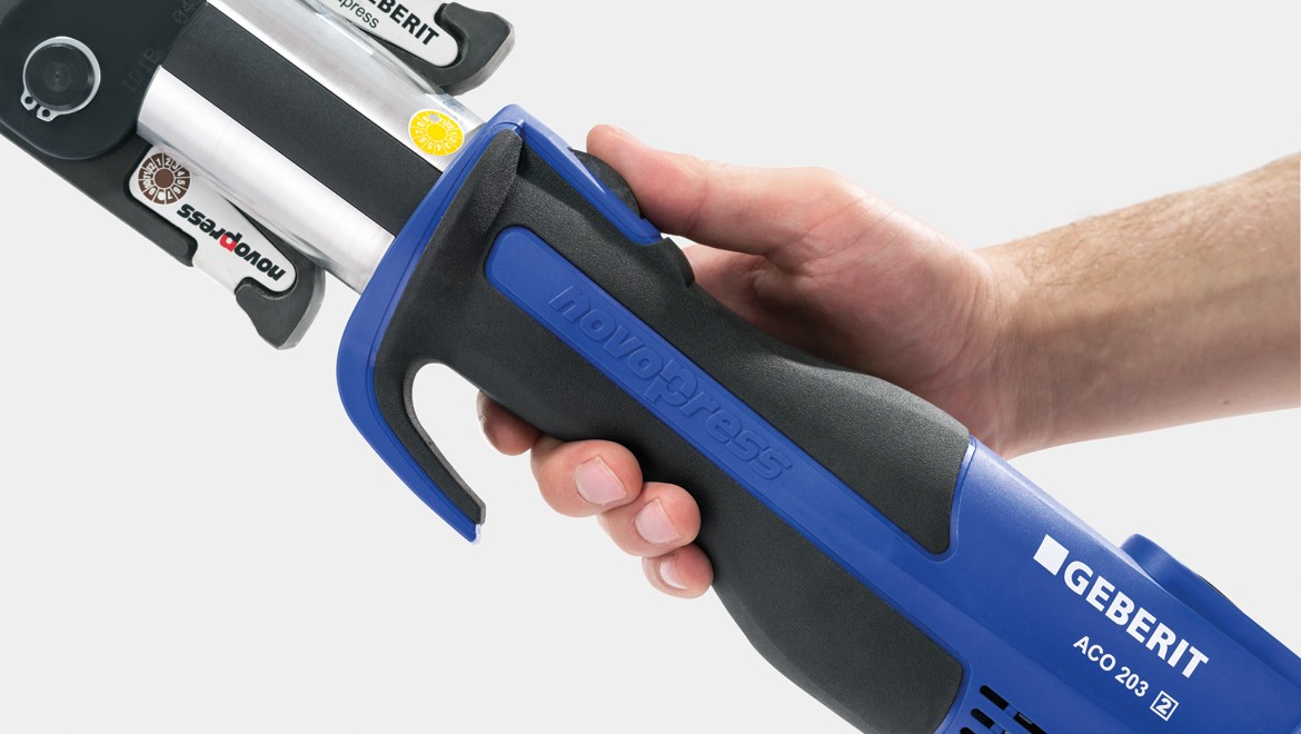 Ergonomische Bedienung des Presswerkzeugs mit rutschfesten und kompakten Griff Ergonomische Bedienung des Presswerkzeugs mit rutschfesten und kompakten Griff