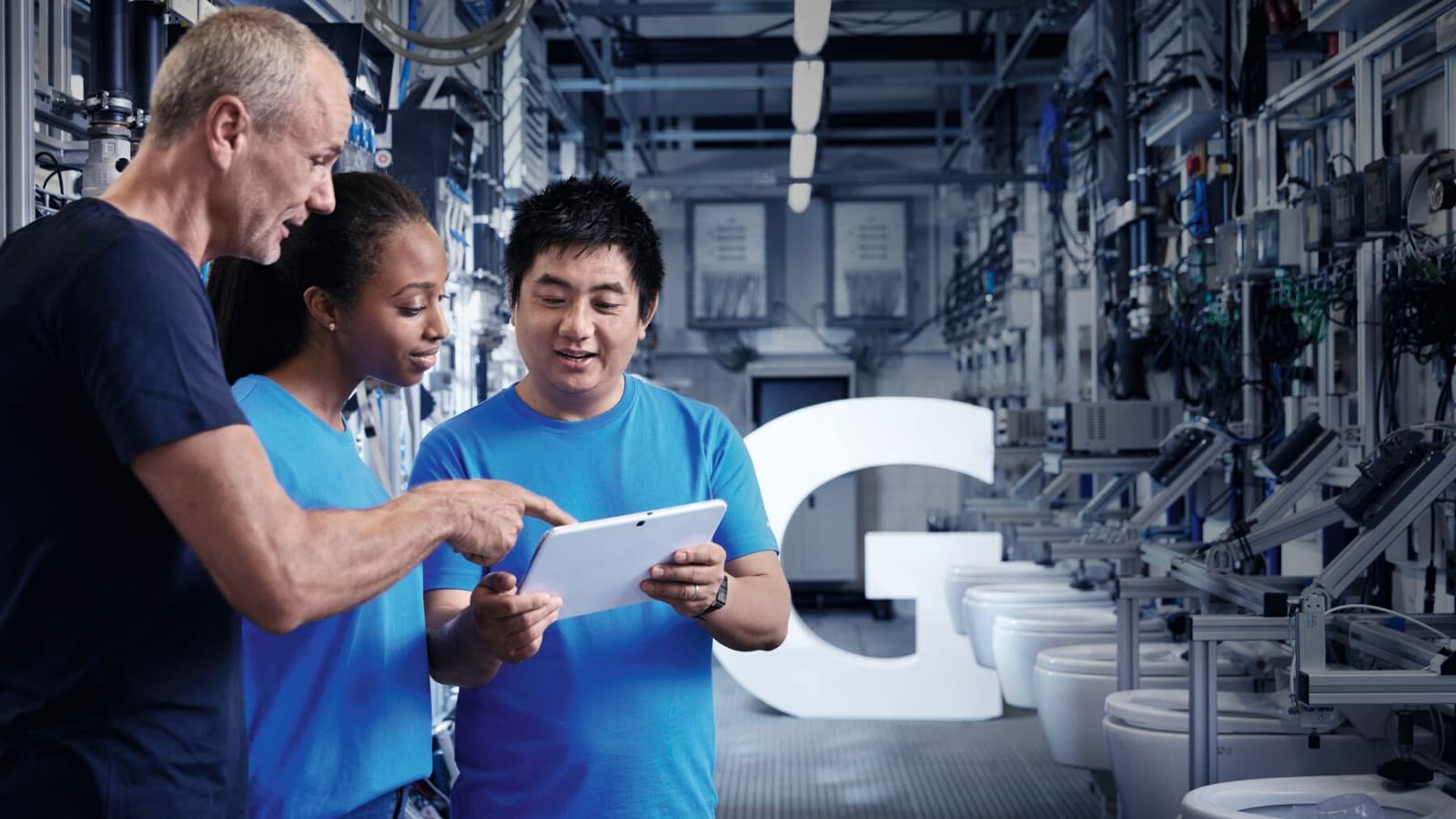 Geberit Mitarbeitende des Fachbereichs Informatik Geberit Mitarbeitende des Fachbereichs Informatik