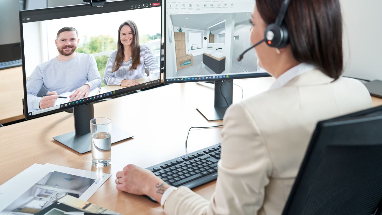 Kostenloses Beratungsgespräch zwischen Kunden und einer Geberit Badplanerin Kostenloses Beratungsgespräch zwischen Kunden und einer Geberit Badplanerin