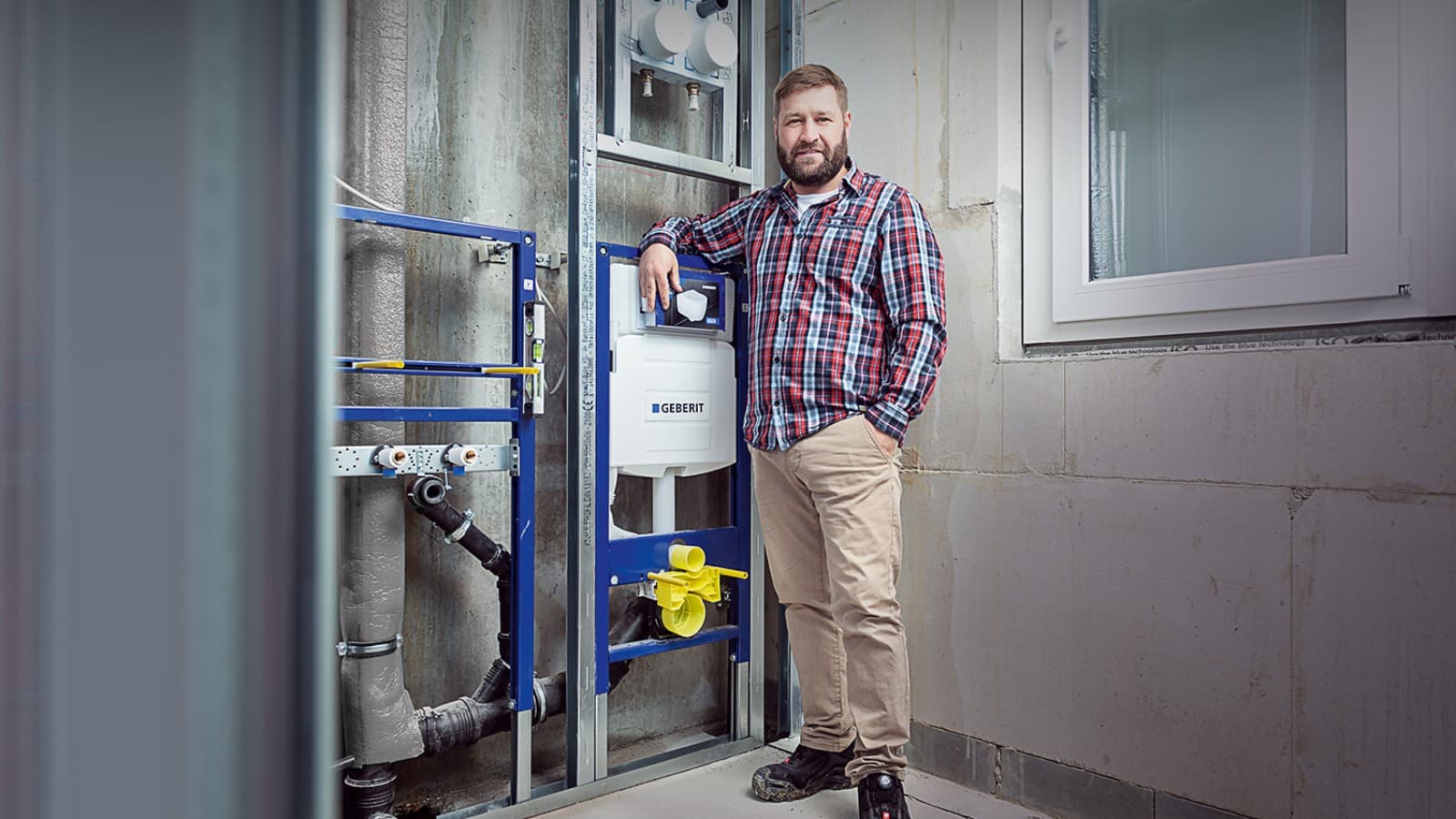 Jens Neutel, Prokurist bei der Reißmüller GmbH in Wangen steht vor dem Geberit Sigma Unterputzspülkasten Jens Neutel, Prokurist bei der Reißmüller GmbH in Wangen steht vor dem Geberit Sigma Unterputzspülkasten