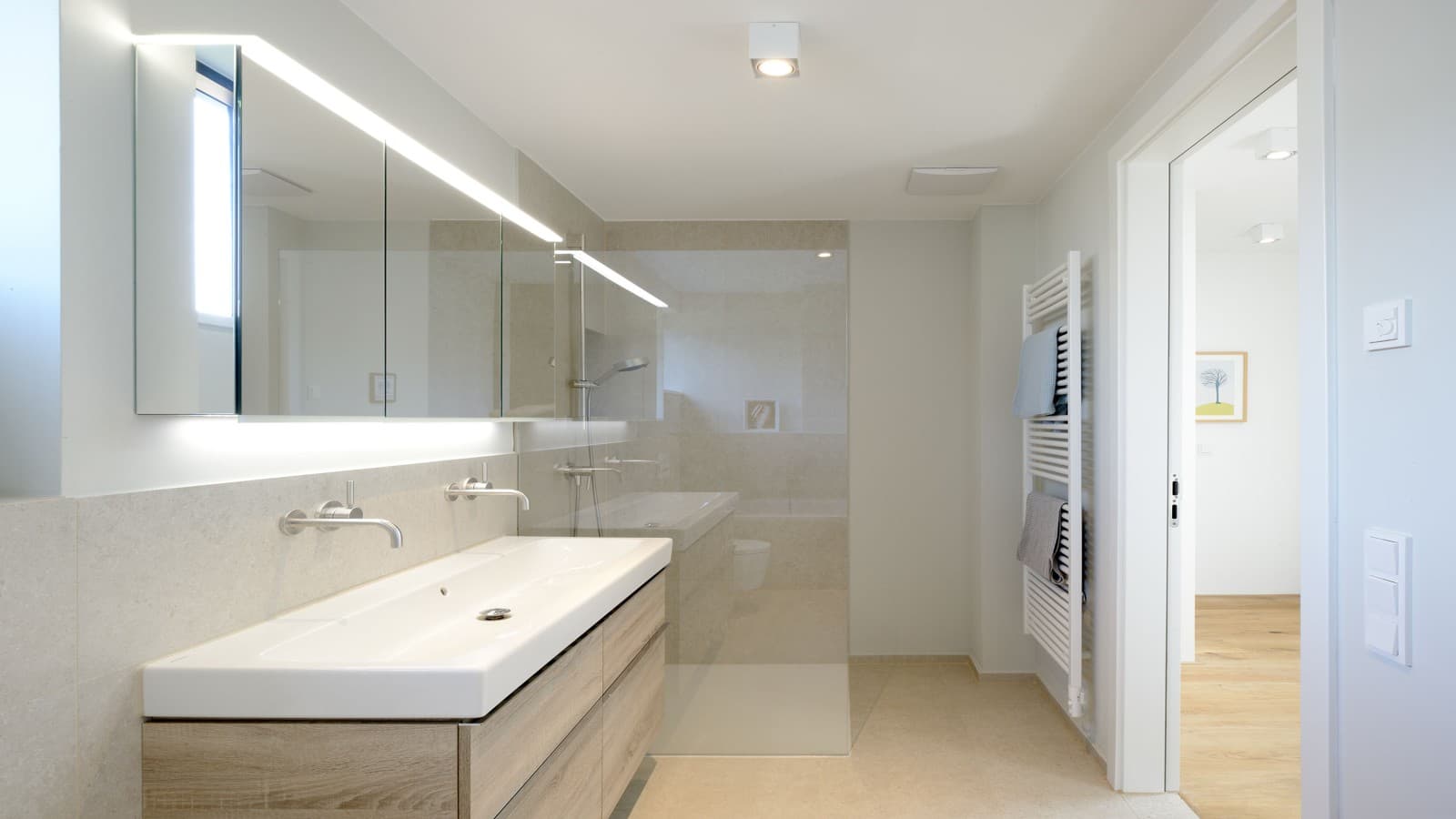 Familienbad der Müller-Wiefels mit iCon Waschtisch und Walk-in-Dusche Familienbad der Müller-Wiefels mit iCon Waschtisch und Walk-in-Dusche