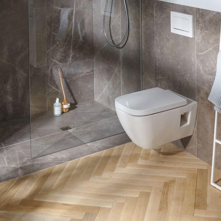 Eine bodenebene Dusche mit dem Geberit Bodenablauf in quadratischer Ausführung und einer Duschtrennwand aus Glas. Eine bodenebene Dusche mit dem Geberit Bodenablauf in quadratischer Ausführung und einer Duschtrennwand aus Glas.