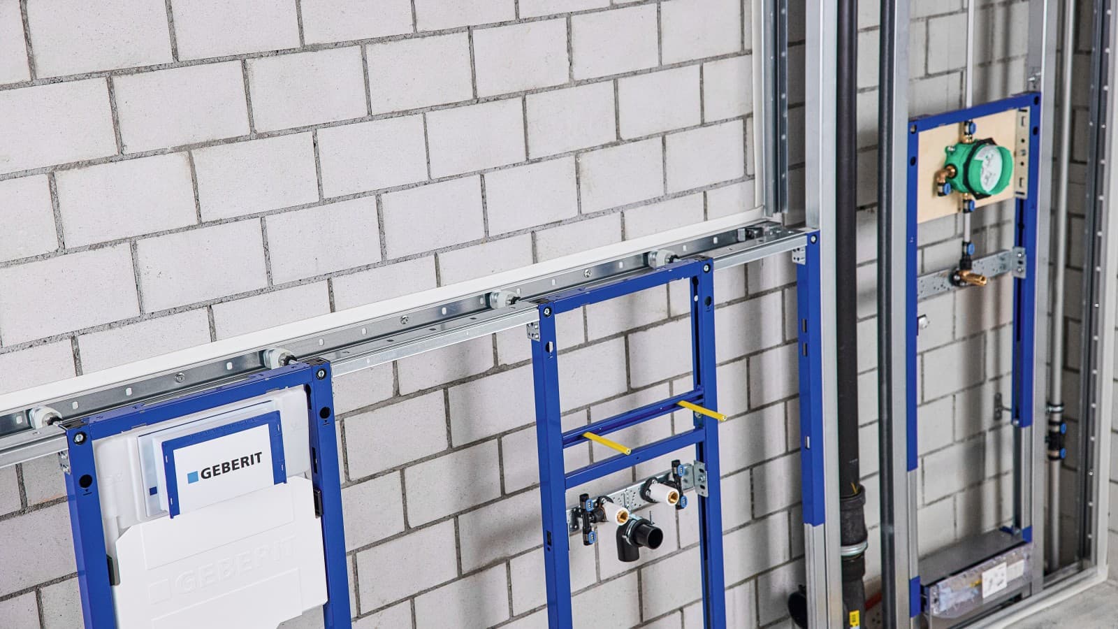Geberit Duofix Vorwandinstallation und Spülkasten in einer Systemwand Geberit Duofix Vorwandinstallation und Spülkasten in einer Systemwand