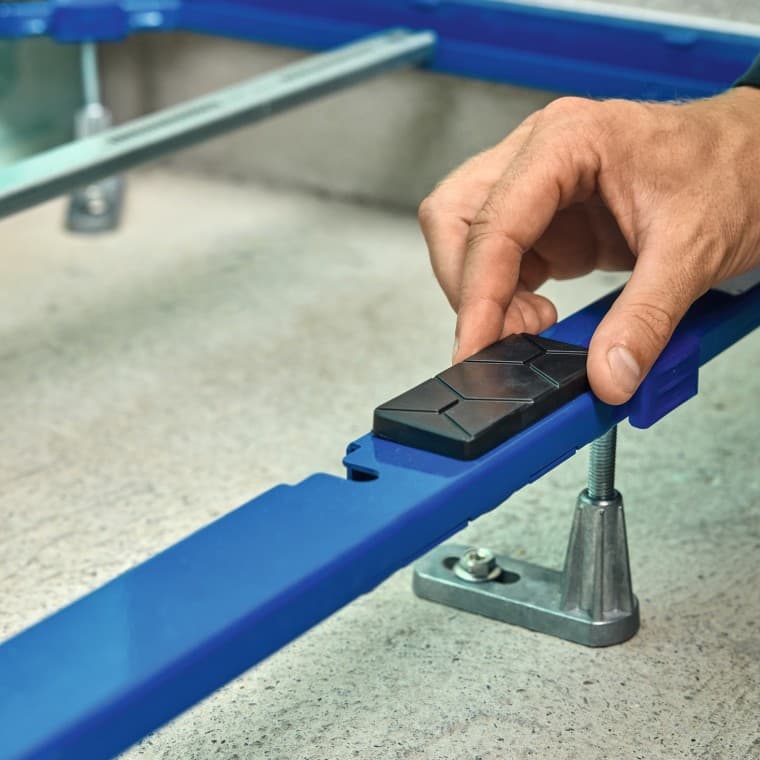 Vormontierte Mittentraverse und zentraler Montagefuß Vormontierte Mittentraverse und zentraler Montagefuß