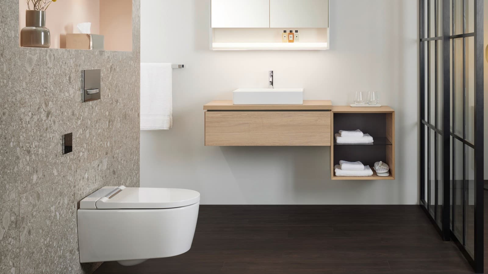 Geberit AquaClean Sela im Bad, offen angrenzend an das Schlafzimmer Geberit AquaClean Sela im Bad, offen angrenzend an das Schlafzimmer