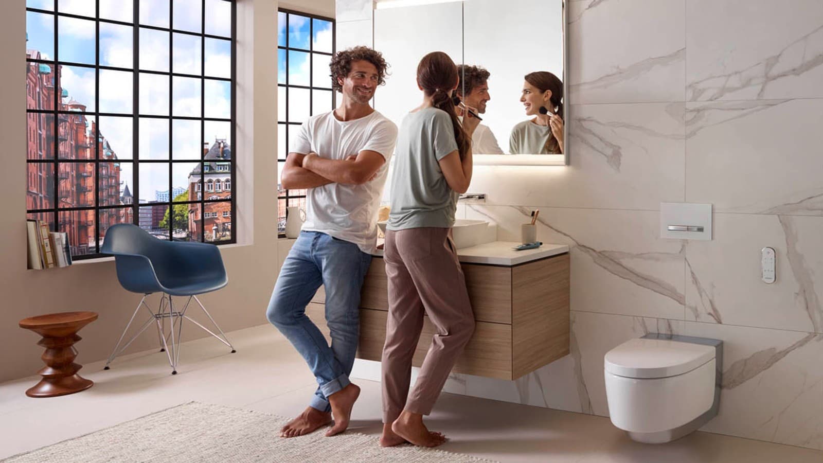 Paar in hellem Badezimmer Paar in hellem Badezimmer