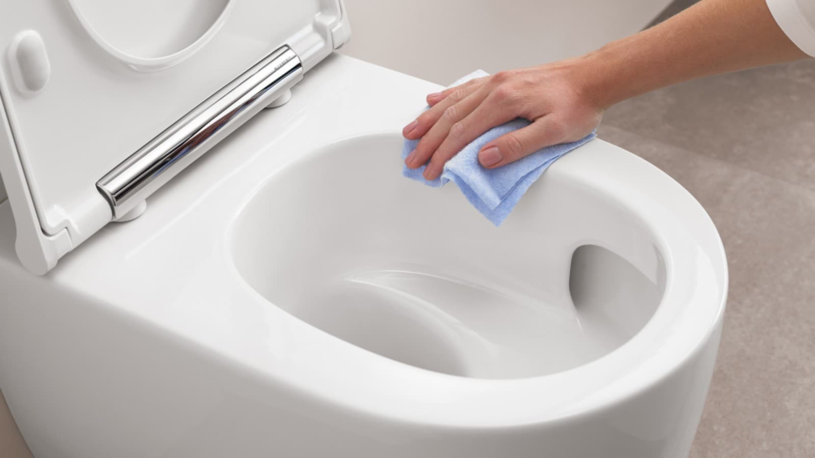 Geringere Verschmutzung und schnellere Reinigung des Hotelbads mit einer Rimfree WC-Keramik von Geberit. Geringere Verschmutzung und schnellere Reinigung des Hotelbads mit einer Rimfree WC-Keramik von Geberit.