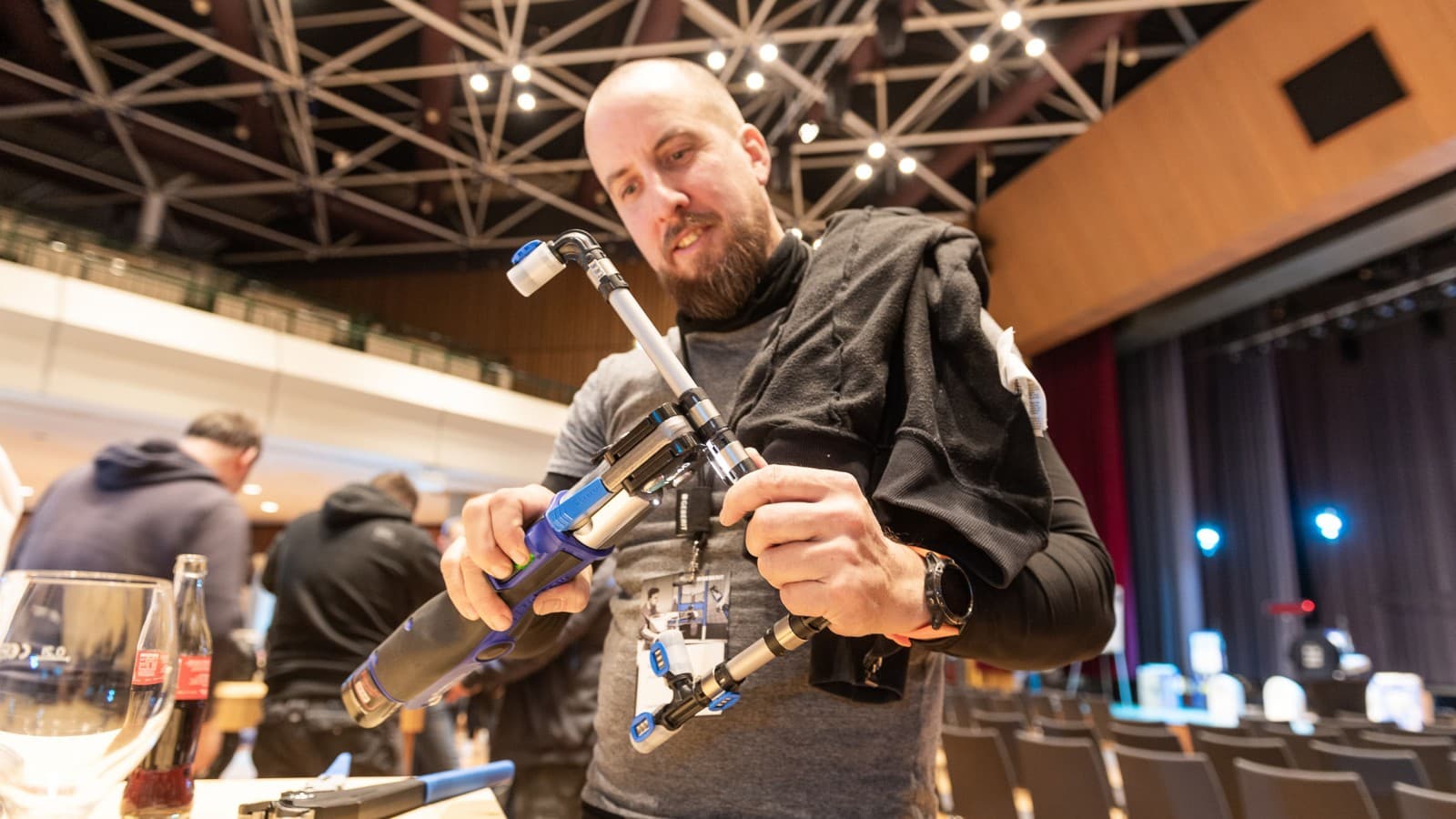 Besucher der Geberit NahDran testet das FlowFit Presswerkzeug Besucher der Geberit NahDran testet das FlowFit Presswerkzeug