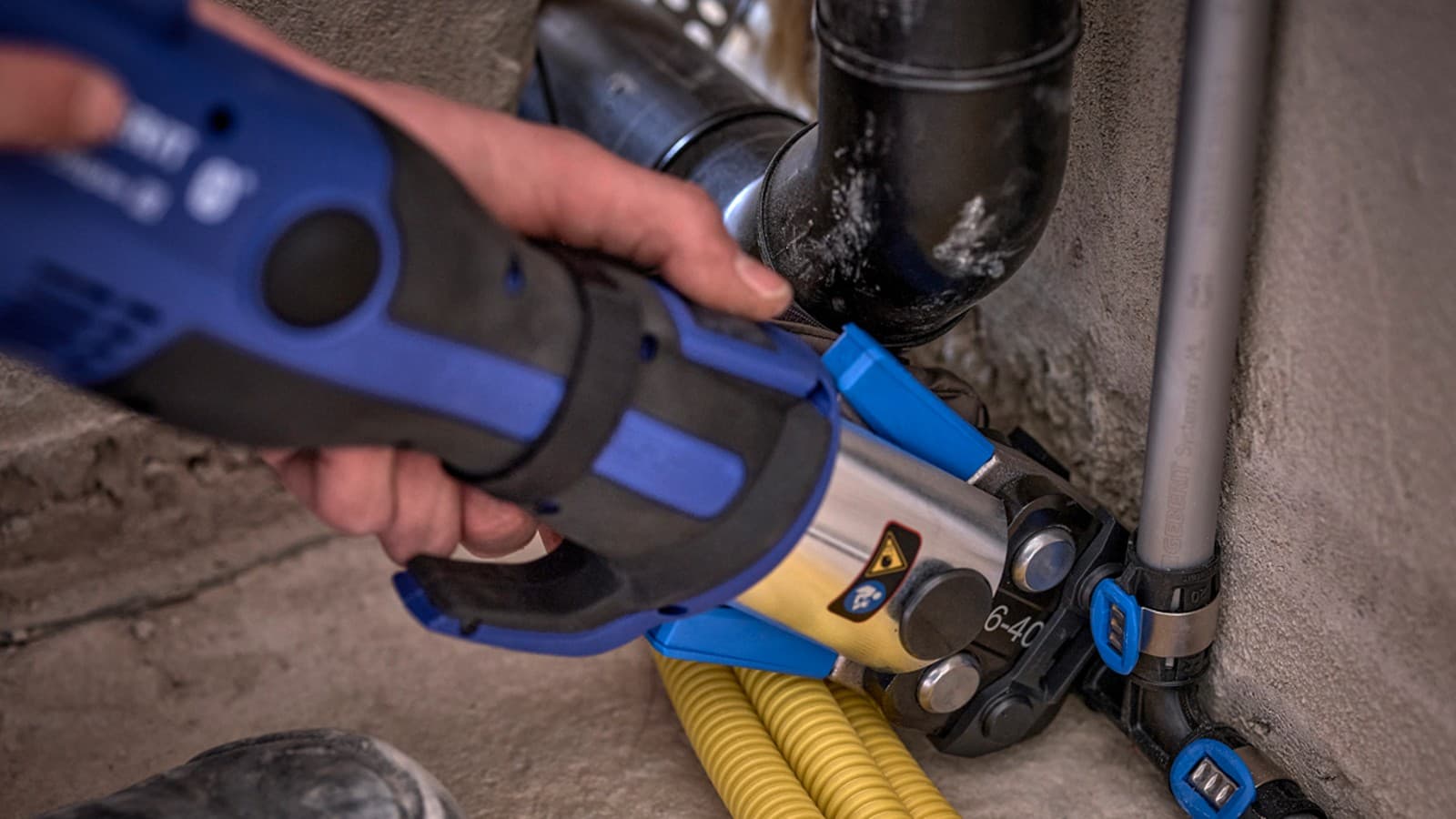 Verpressung von Geberit FlowFit mit dem Geberit Presswerkzeug. Verpressung von Geberit FlowFit mit dem Geberit Presswerkzeug.