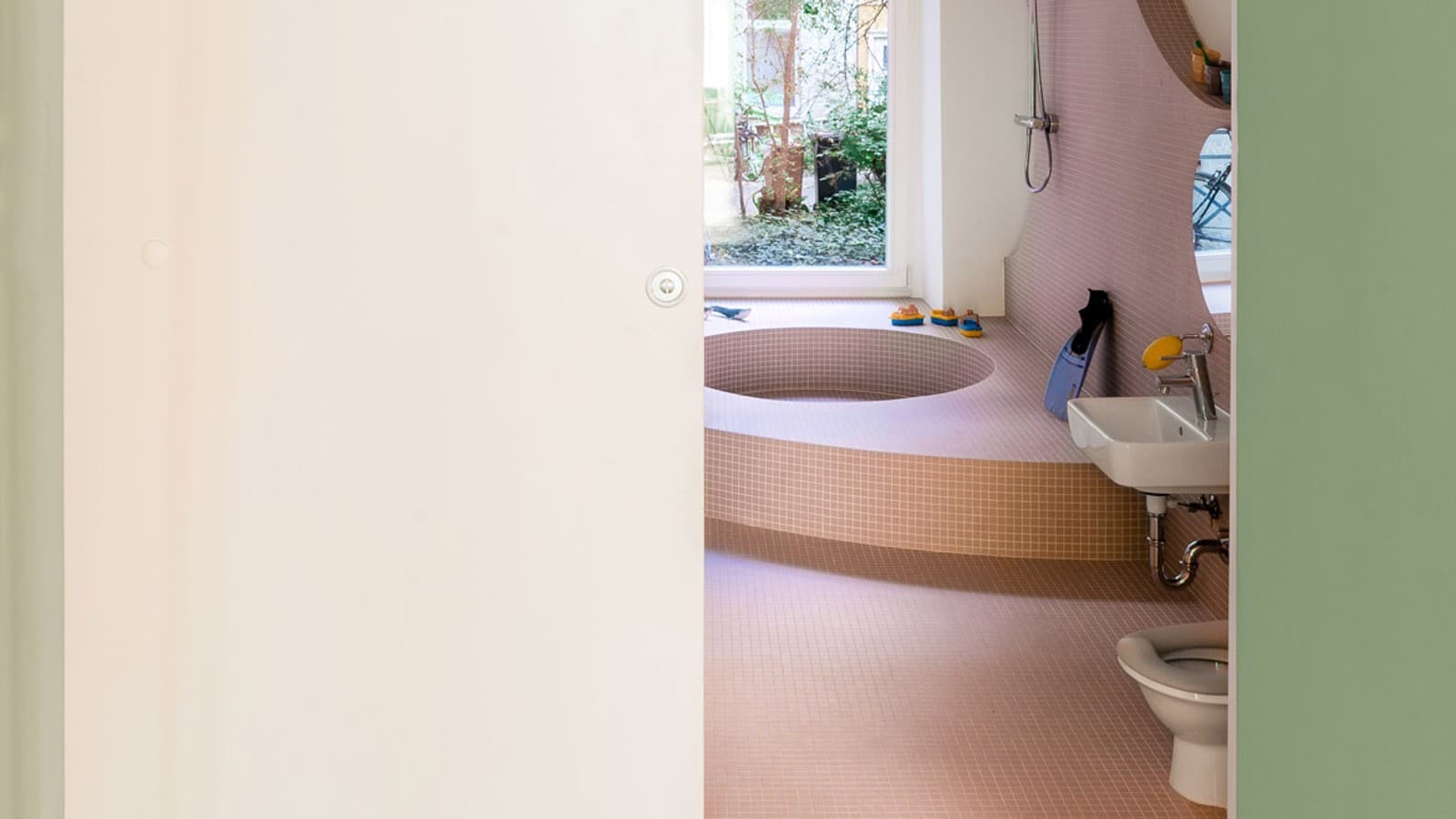 Badezimmer im Montessori-Kinderhaus ausgestattet mit Produkten der Geberit Serien Renova Compact und Bambini. (© Sebastian Díaz de León) Badezimmer im Montessori-Kinderhaus ausgestattet mit Produkten der Geberit Serien Renova Compact und Bambini. (© Sebastian Díaz de León)