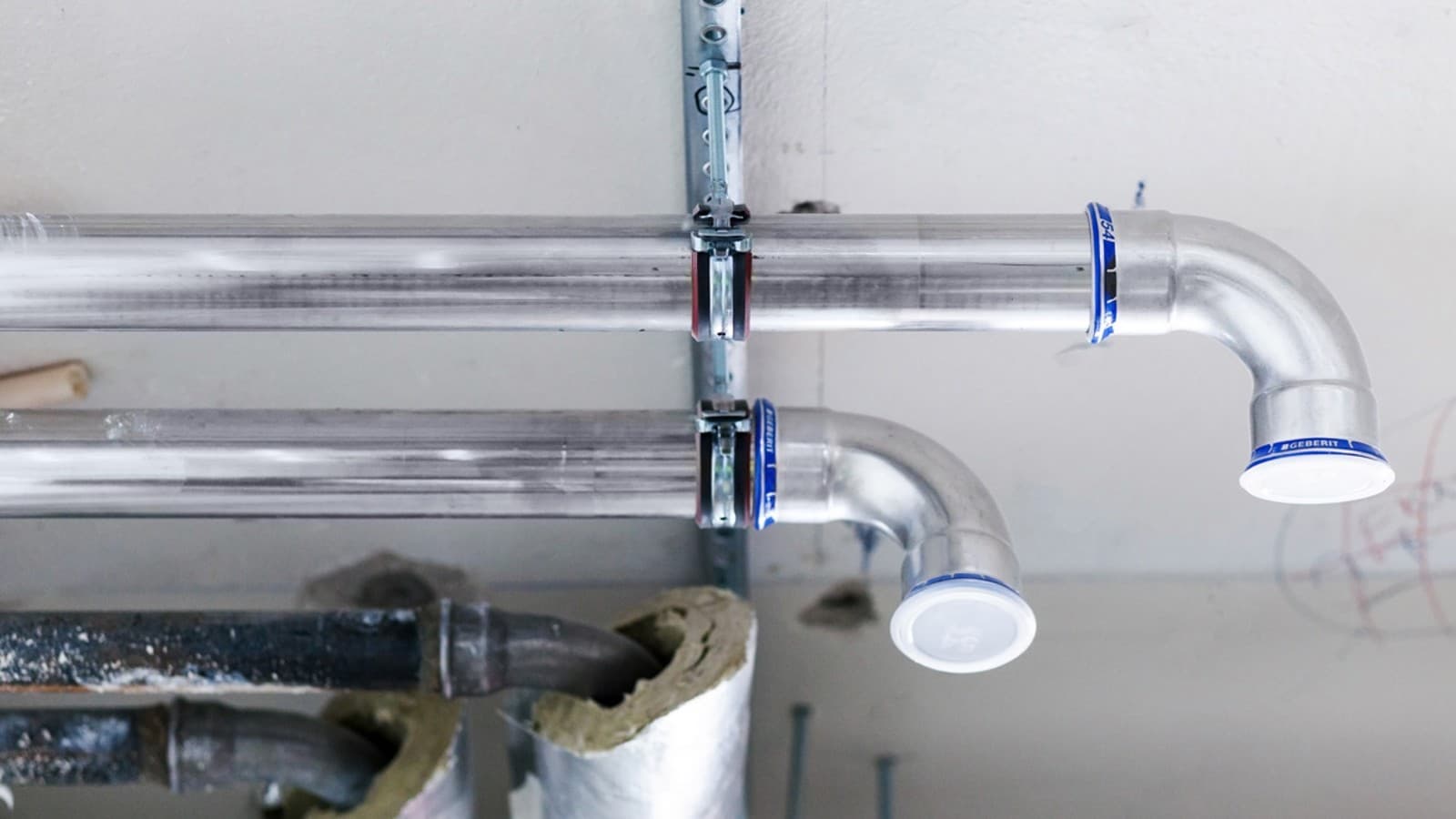 Handlungsempfehlung Geberit bei Hochwasser: Nachdem die Keller leergepumpt wurden, sollten als erste Sofortmaßnahme durchnässte Dämmungen entfernt und entsorgt werden. Sonst könnten bei Rohrleitungen und Einbauteilen Schäden durch Korrosion auftreten. Handlungsempfehlung Geberit bei Hochwasser: Nachdem die Keller leergepumpt wurden, sollten als erste Sofortmaßnahme durchnässte Dämmungen entfernt und entsorgt werden. Sonst könnten bei Rohrleitungen und Einbauteilen Schäden durch Korrosion auftreten.