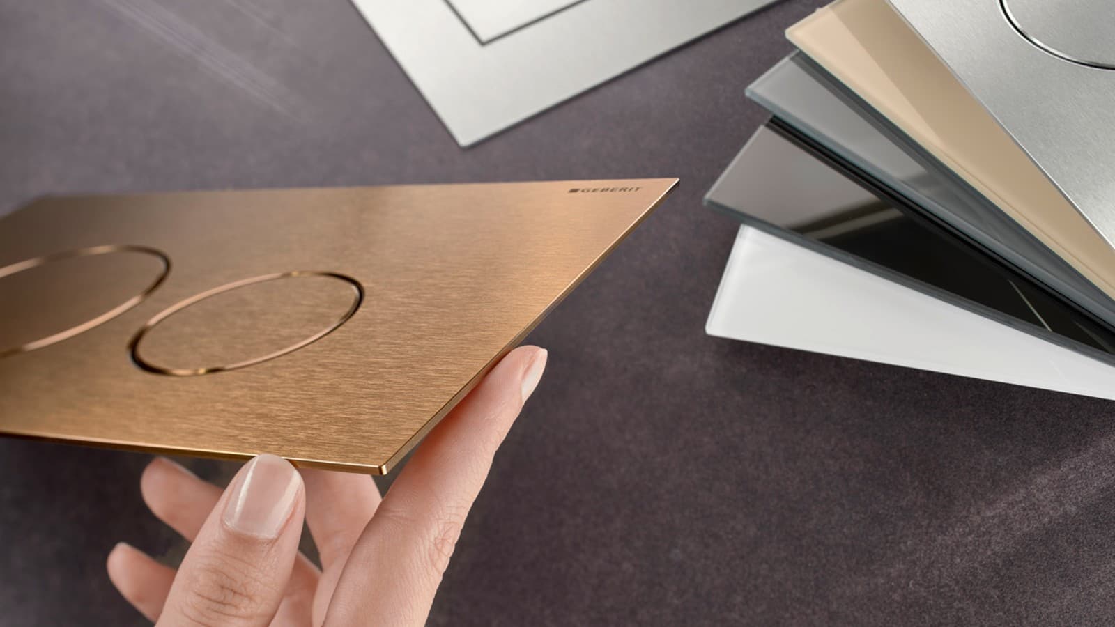 Das schlanke Panoramaformat und hochwertige Oberflächenmaterialien zeichnen die neue Sigma40 Betätigungsplatte aus. Das schlanke Panoramaformat und hochwertige Oberflächenmaterialien zeichnen die neue Sigma40 Betätigungsplatte aus.