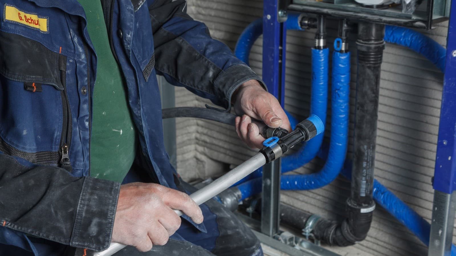 Versorgungssystem Geberit FlowFit bei der Installation Versorgungssystem Geberit FlowFit bei der Installation