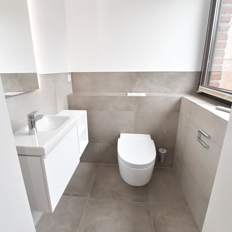 Helles Gästebad mit großen Fliesen Helles Gästebad mit großen Fliesen