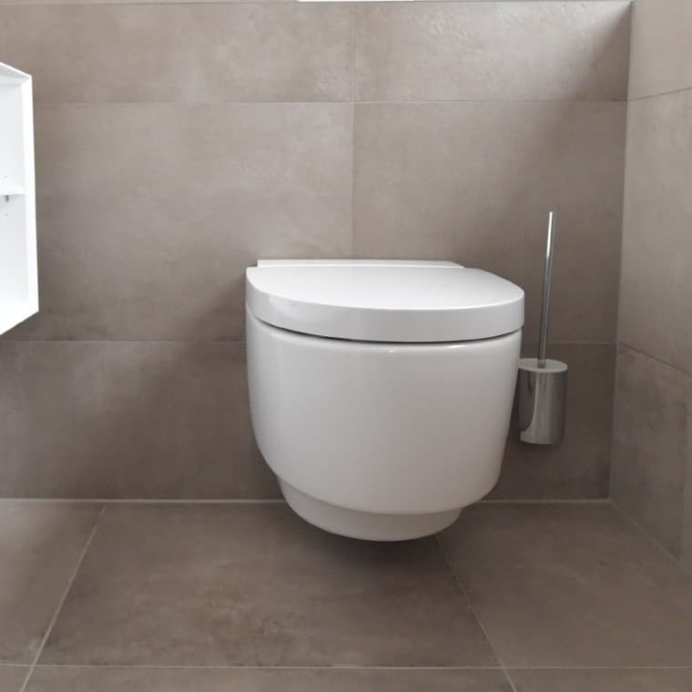 Gästebad mit wandhängendem Dusch-WC und Möbeln Gästebad mit wandhängendem Dusch-WC und Möbeln