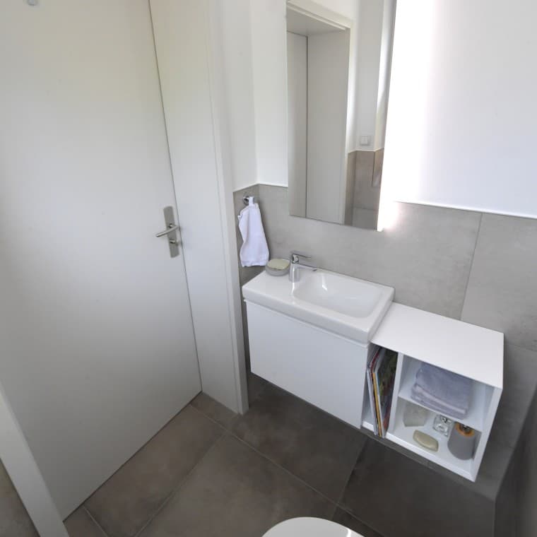 Geberit iCon Waschtisch, Unterschrank und Seitenelement in kleinem Gästebad Geberit iCon Waschtisch, Unterschrank und Seitenelement in kleinem Gästebad