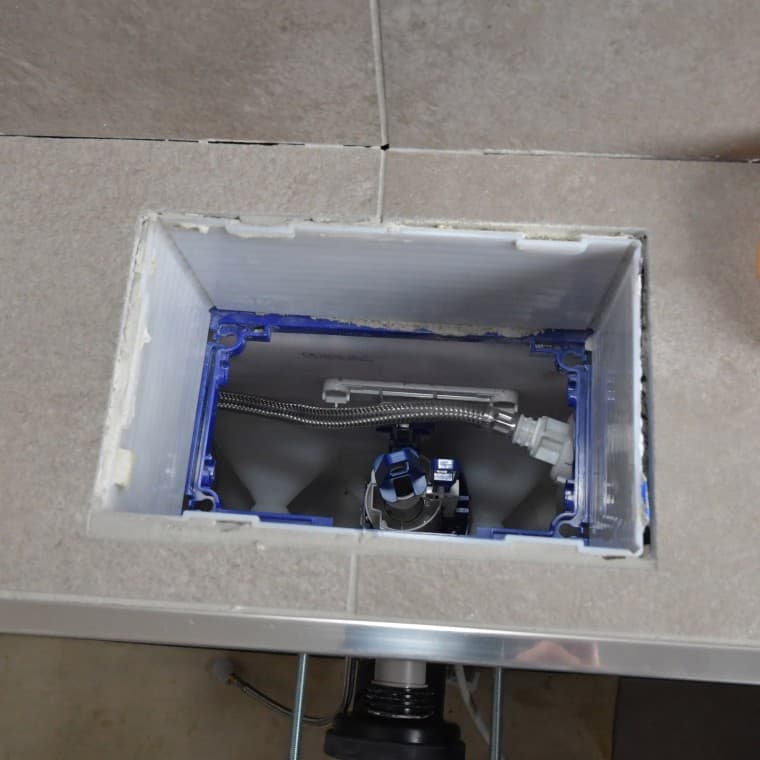 Blick auf den verbauten Geberit Omega Unterputzspülkasten Blick auf den verbauten Geberit Omega Unterputzspülkasten