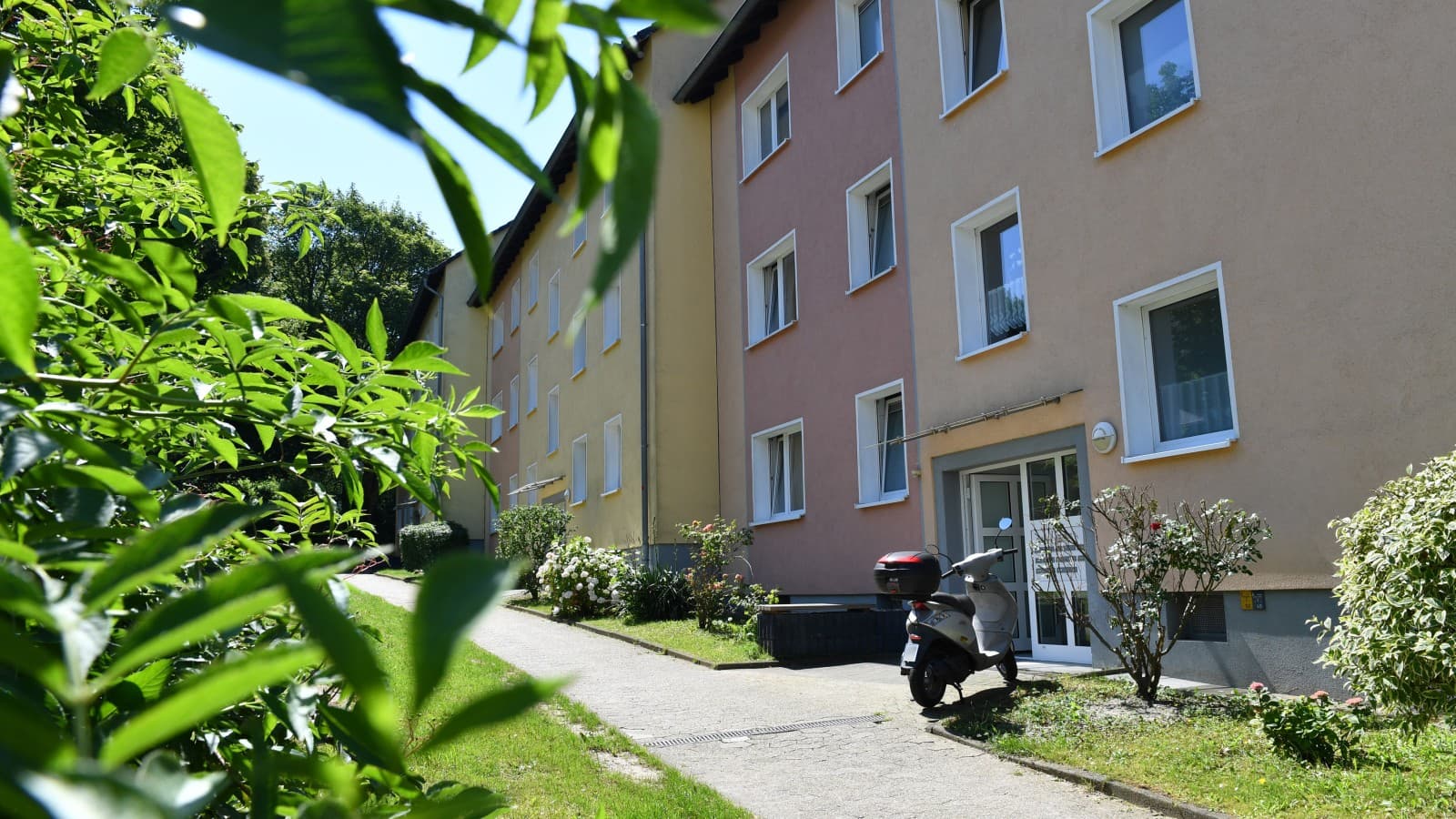 Außenansicht der Gebäudeanlage im Asternweg in Velbert Außenansicht der Gebäudeanlage im Asternweg in Velbert