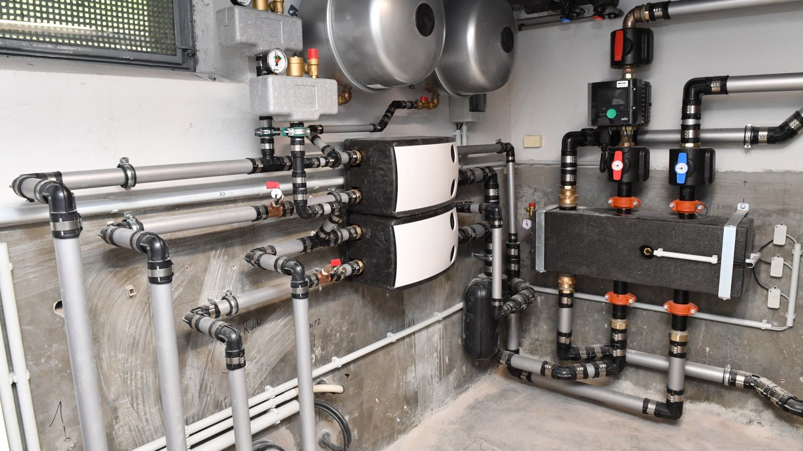 Die neue Heizzentrale versorgt jeweils einen Wohnblock aus drei Häusern mit je acht Wohnungen. Die neue Heizzentrale versorgt jeweils einen Wohnblock aus drei Häusern mit je acht Wohnungen.