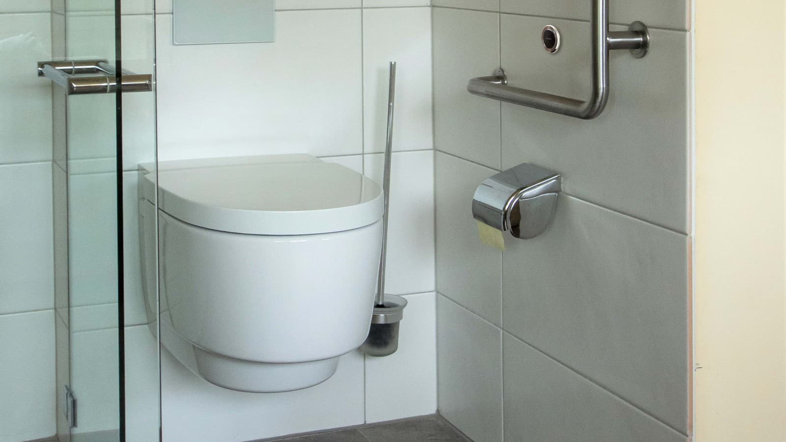 Nachher-Bild: Das installierte Geberit AquaClean Dusch-WC Mera (© Peter Jagodic) Nachher-Bild: Das installierte Geberit AquaClean Dusch-WC Mera (© Peter Jagodic)