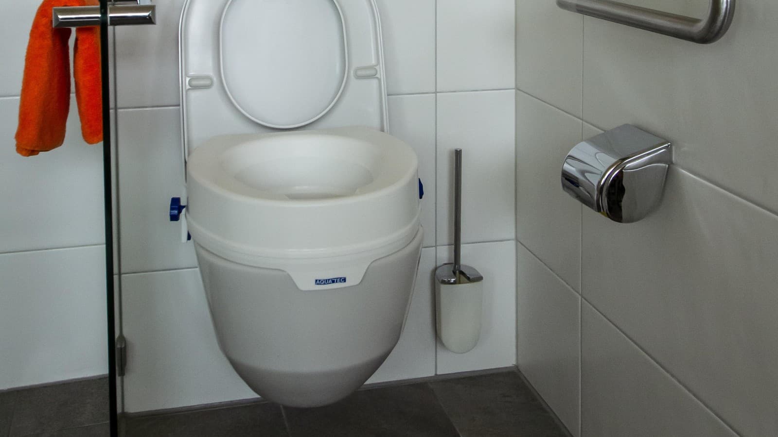 Vorher-Bild: Standard-WC mit einfacher Sitzerhöhung (© Peter Jagodic) Vorher-Bild: Standard-WC mit einfacher Sitzerhöhung (© Peter Jagodic)