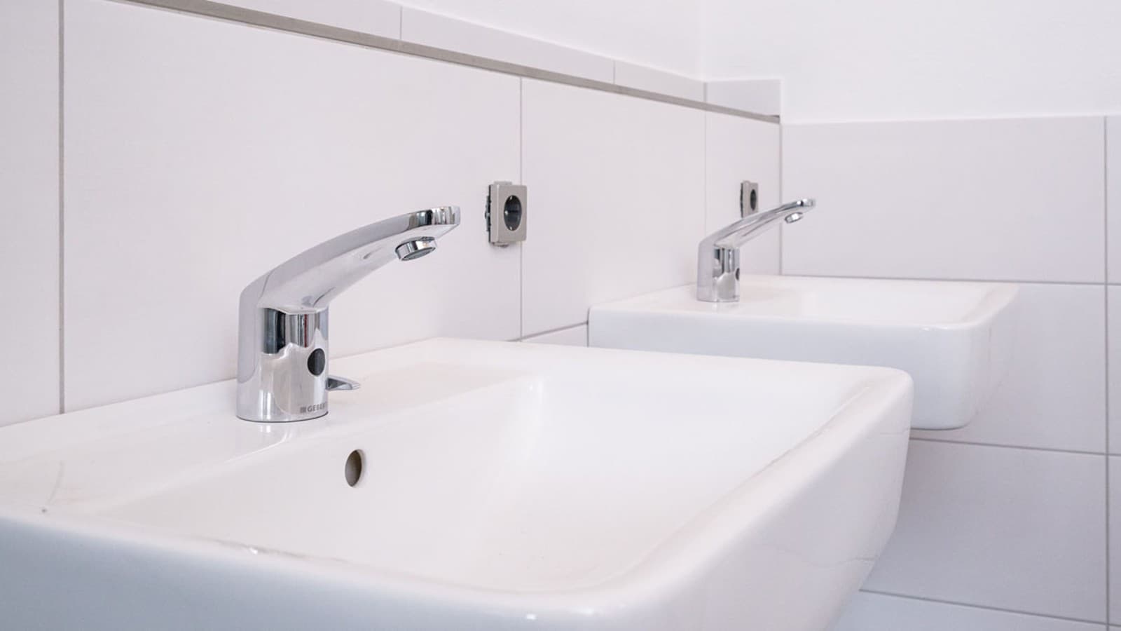 Schlanker Renova Plan Waschtisch mit berührungsloser Armatur des Typs 185 Schlanker Renova Plan Waschtisch mit berührungsloser Armatur des Typs 185