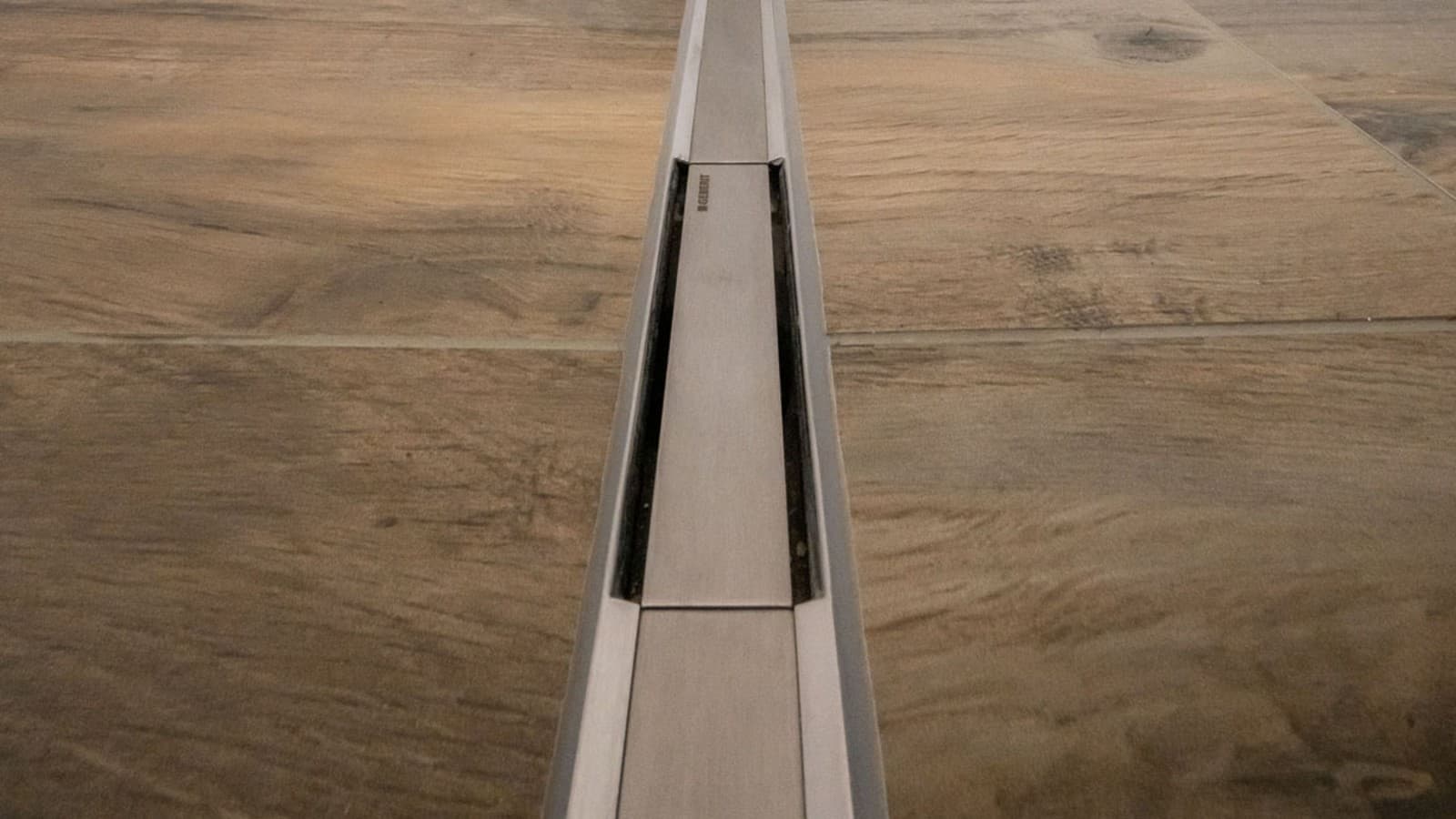 Die Duschrinne CleanLine80 sorgt für eine elegante Entwässerung Die Duschrinne CleanLine80 sorgt für eine elegante Entwässerung