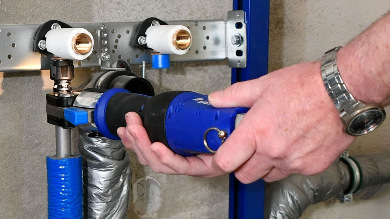 Verpressung des Versorgungssystems Geberit FlowFit Verpressung des Versorgungssystems Geberit FlowFit