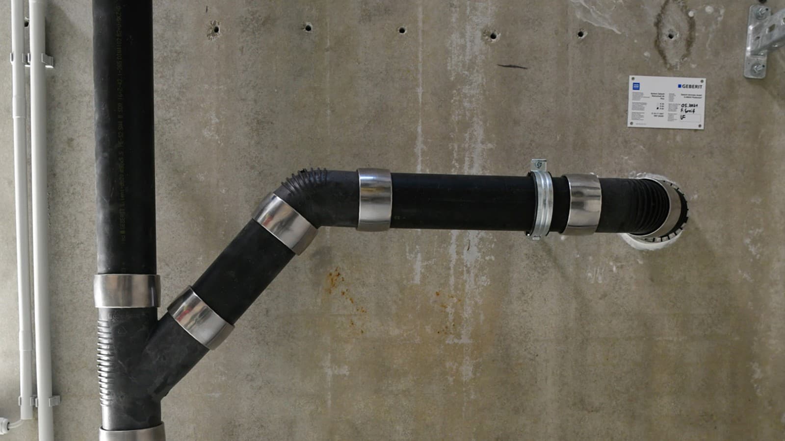 Offen verlegte Geberit Silent-db20-Rohre in den Mietbädern Offen verlegte Geberit Silent-db20-Rohre in den Mietbädern