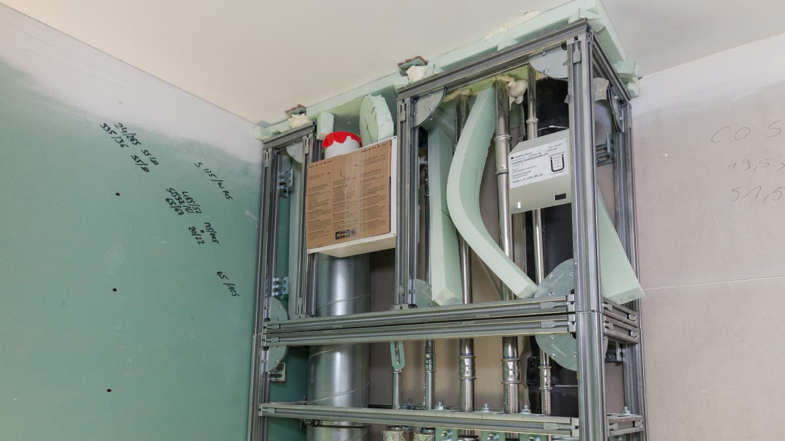 Vorgefertigte GIS Sanitärwände von Geberit reduzierten die Montagezeit Vorgefertigte GIS Sanitärwände von Geberit reduzierten die Montagezeit