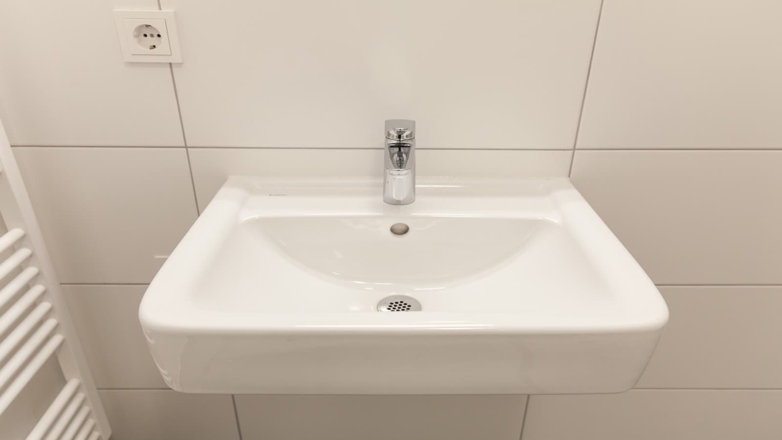 Alle 137 Bäder im Apartmenthaus Cubus130 in Frankfurt sind mit Geberit Renova Plan Waschbecken ausgestattet Alle 137 Bäder im Apartmenthaus Cubus130 in Frankfurt sind mit Geberit Renova Plan Waschbecken ausgestattet