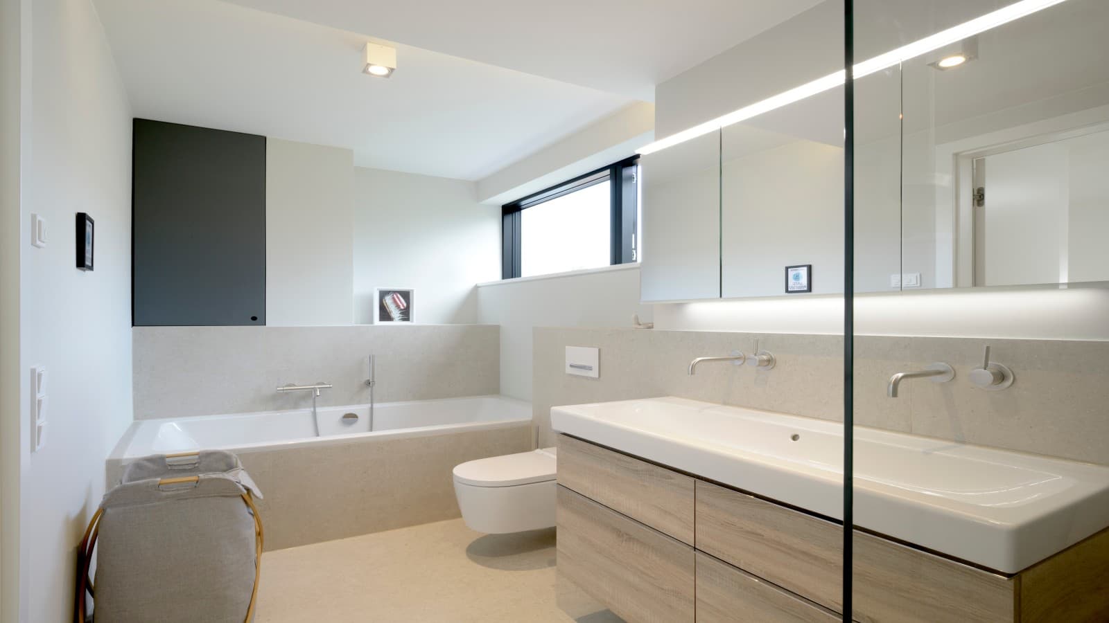 Familienbad mit großzügigem iCon Waschtisch Familienbad mit großzügigem iCon Waschtisch