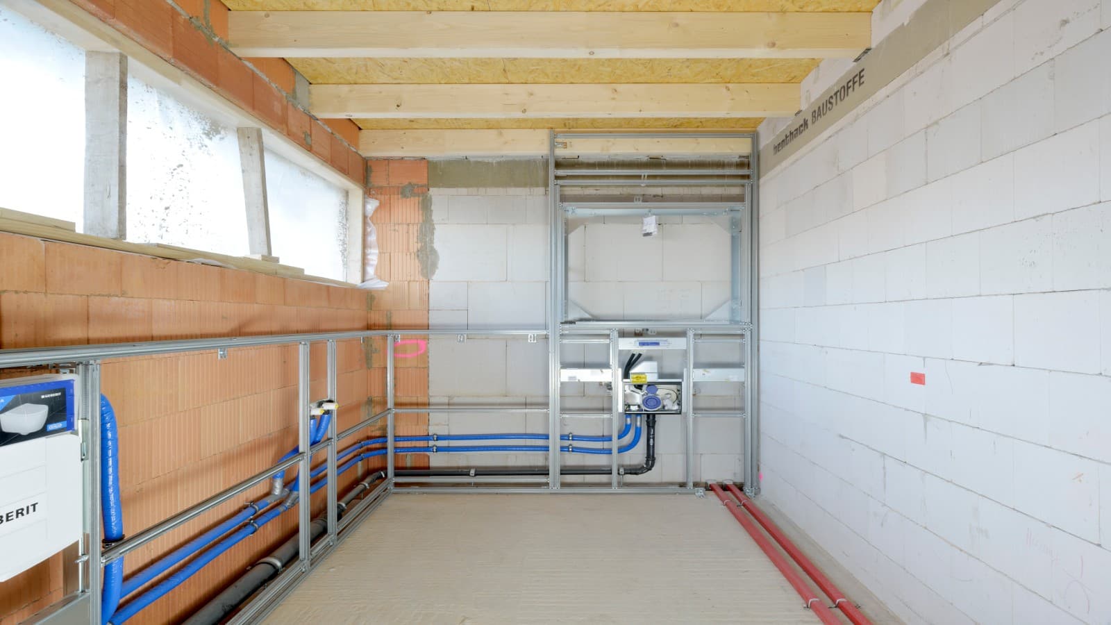 Familienbad des Mietshauses mit Geberit GIS ausgestattet Familienbad des Mietshauses mit Geberit GIS ausgestattet