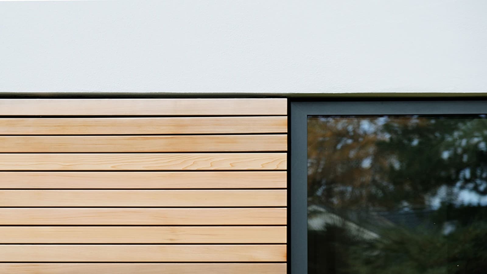 Fassade des Doppelhauses mit schönen Details wie einer horizontalen Holzschalung Fassade des Doppelhauses mit schönen Details wie einer horizontalen Holzschalung