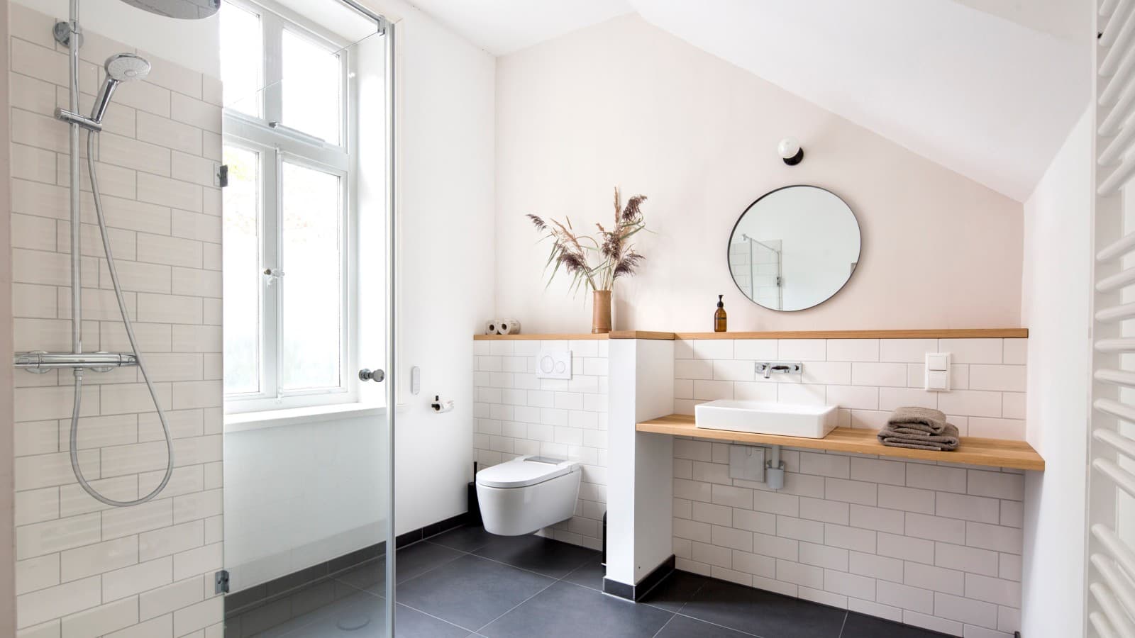 Gästebad mit Holzelemente für mehr Wohnlichkeit Gästebad mit Holzelemente für mehr Wohnlichkeit